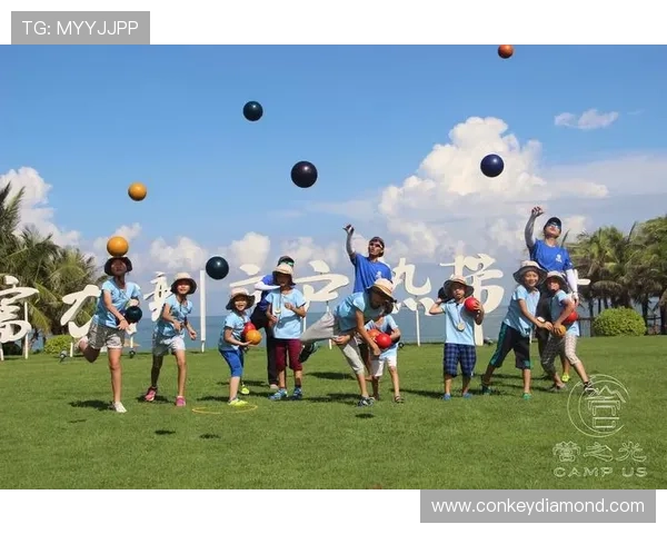 足球明星在水中尽情挥洒激情踢水球高清图片展示